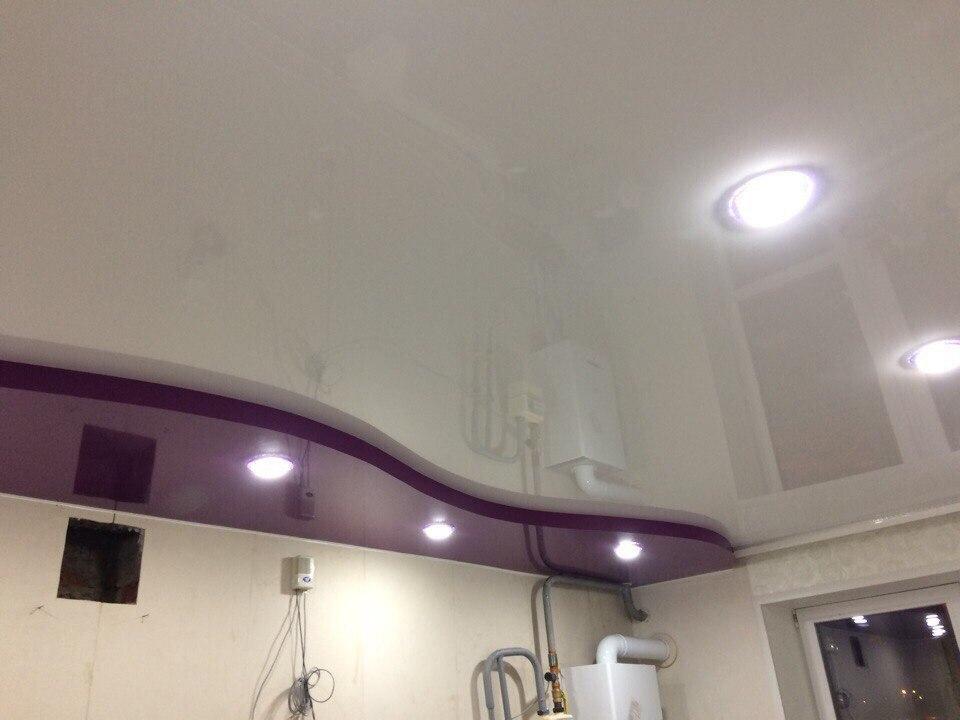 Двухуровневый потолок над кухонной зоной